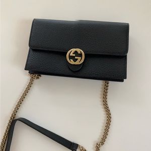 GUCCI
Dollar Calfskin Leather Interlocking G Chain Wallet Black